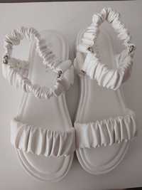 Białe sandały 37