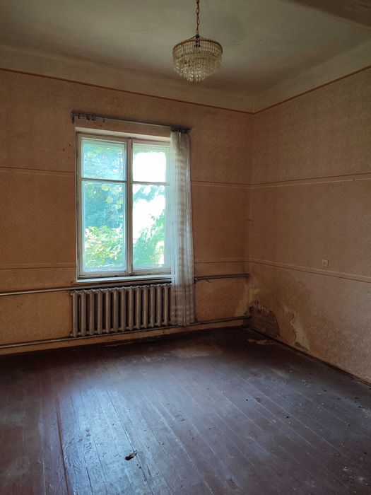 Півбудинка з окремою ділянкою і двором в центрі міста