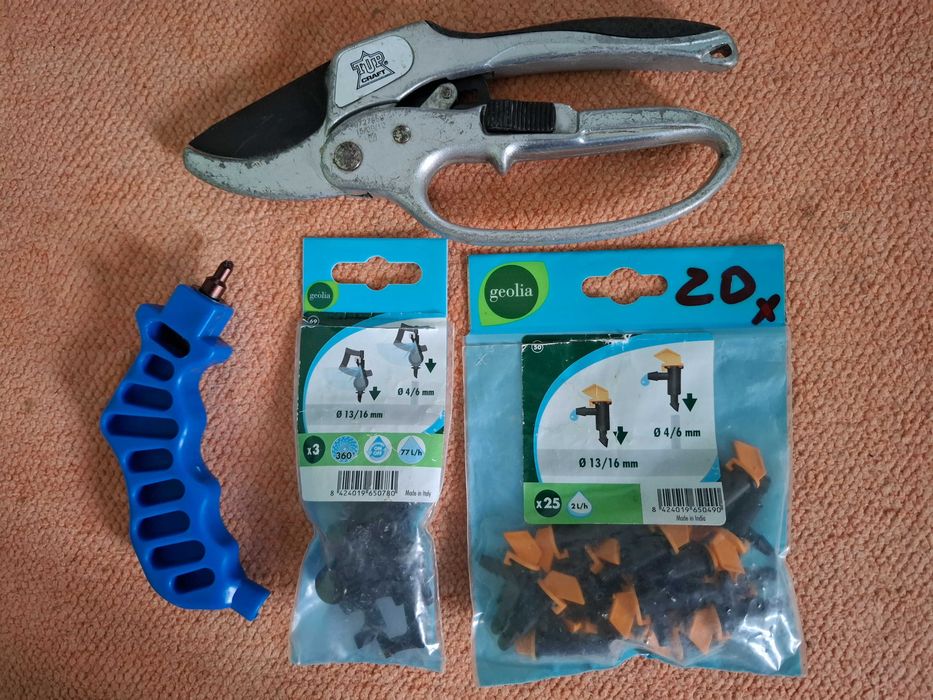 Gotejadores de rega e tesoura de poda