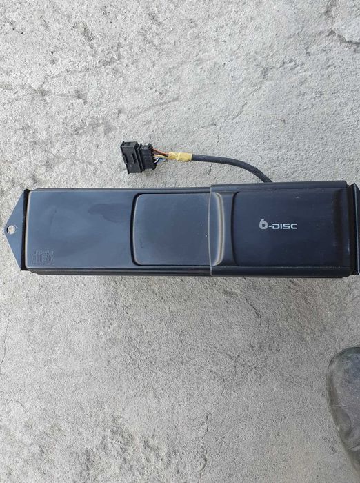 Dwie zmieniarki samochodowe CD