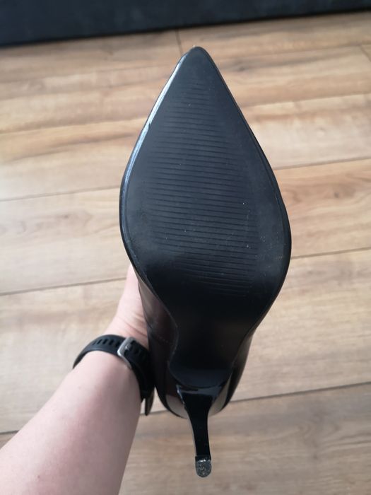 Buty na obcasie czarne, sznurowane, z zamkiem