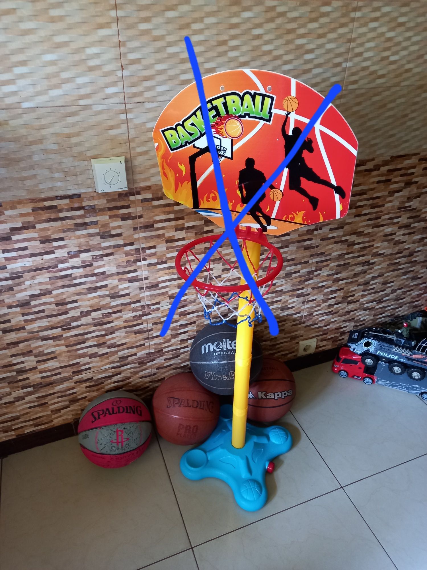 Баскетбол вдома для дітей.м'ячі