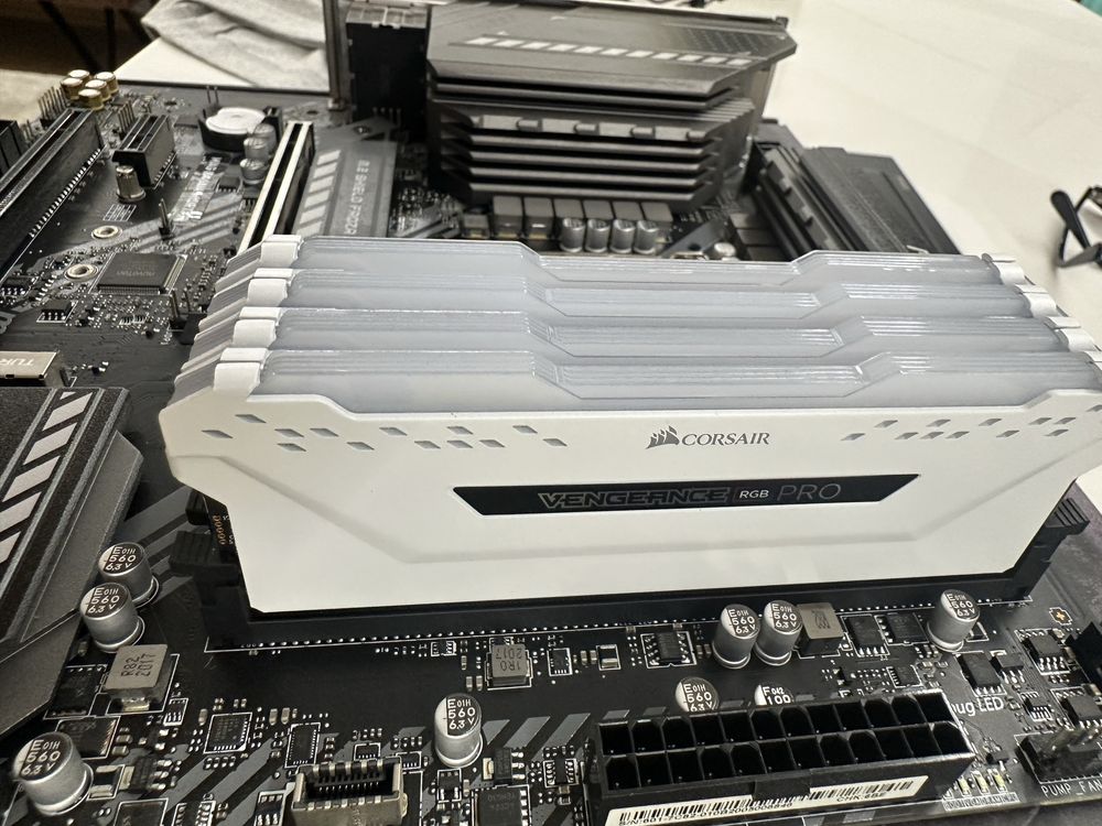 intel i5 10600 + MSI B460M mortar + 32 GB Corsair RGB + Corsair H60