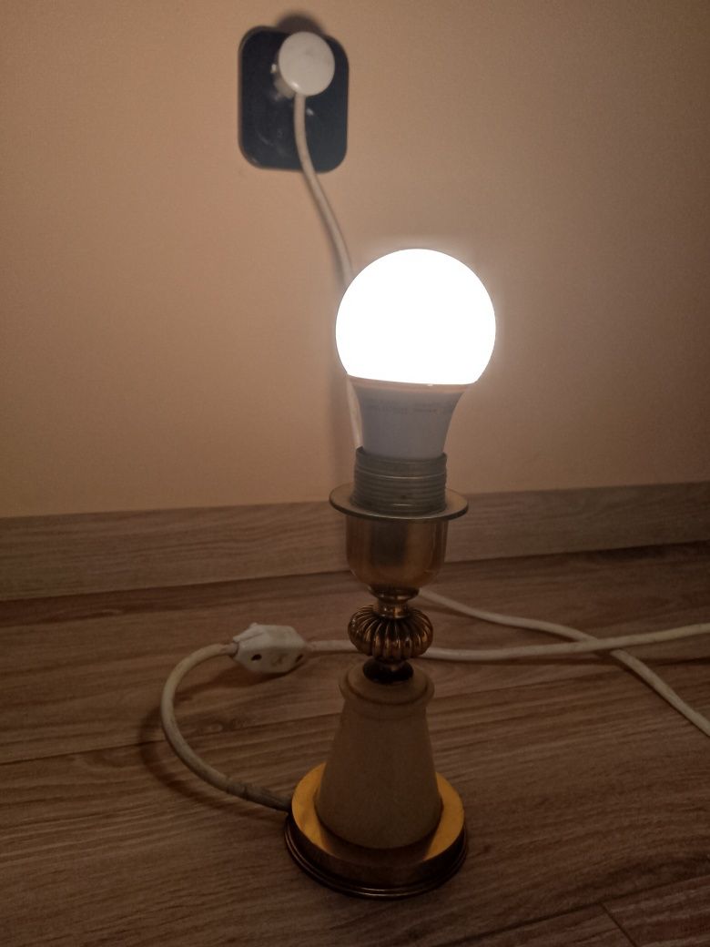 Lampka nocna bez klosza