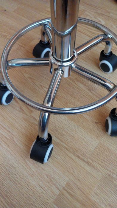 Taboret fryzjerski na kołkach