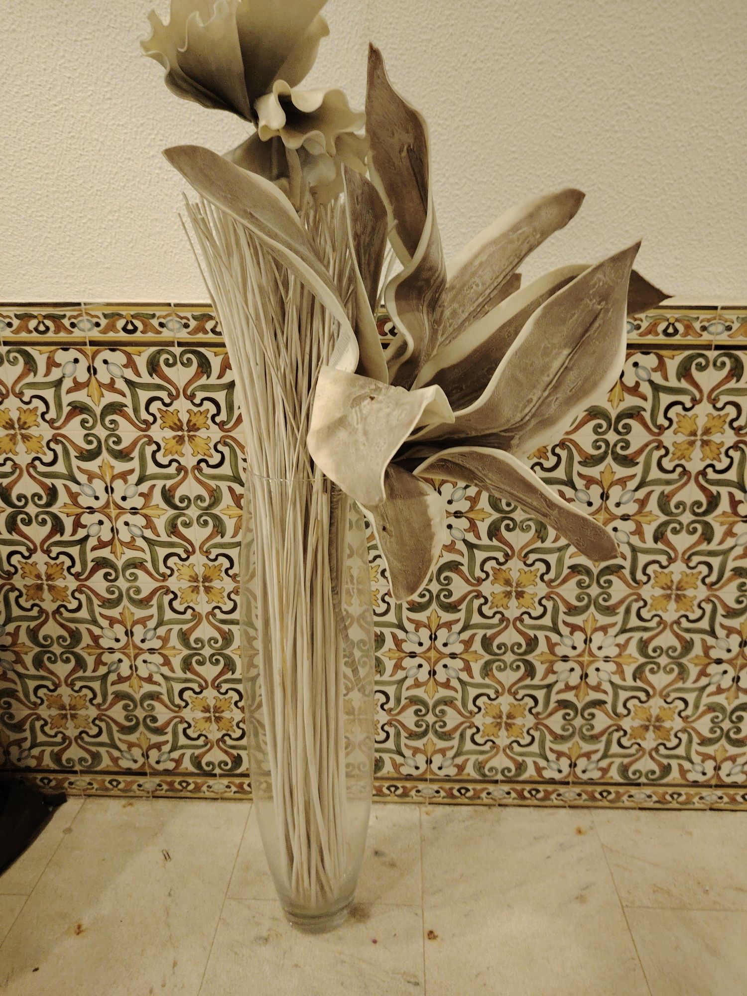 Jarra de vidro com arranjo floral