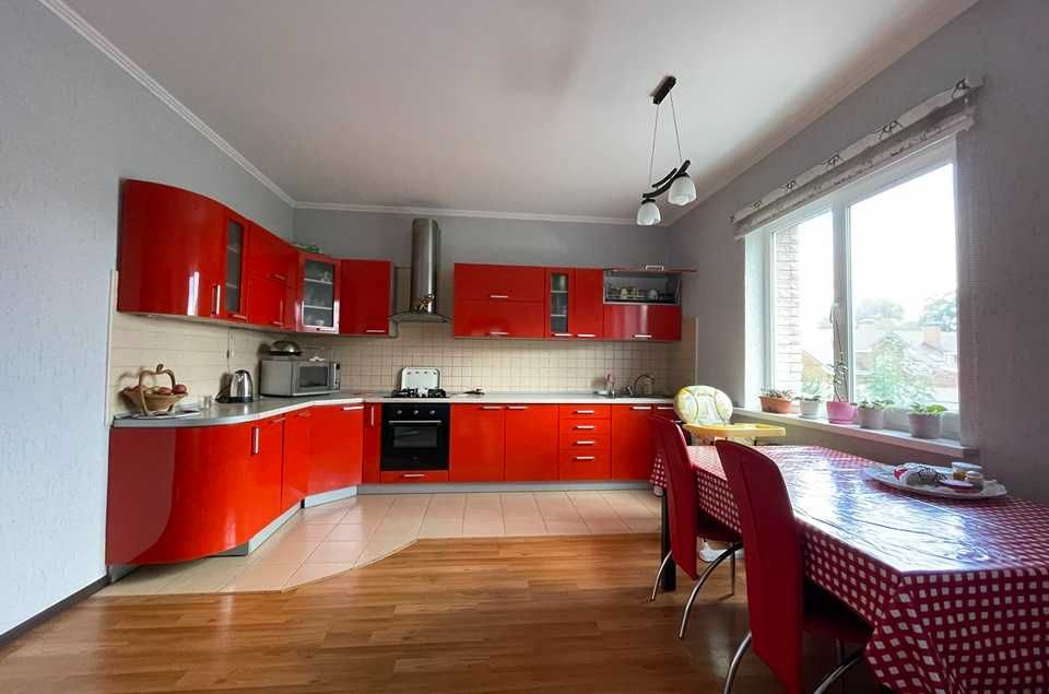 Будинок з жилим ремонтом та ПІДВАЛОМ у Центрі Бучі!  БЕЗ комісії