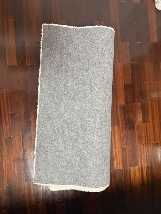 Dois tapetes de quarto cor branca