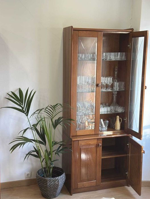 Louceiro em madeira, Cristaleira