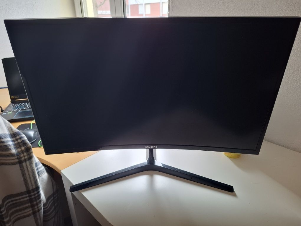Monitor Curvo Samsung C27F390