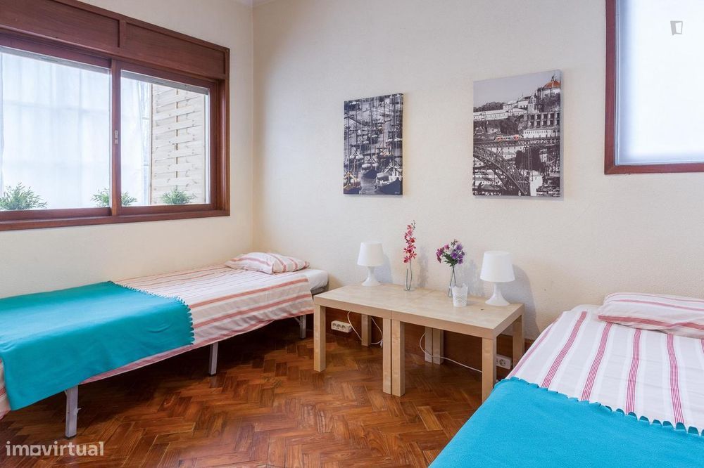 54322 - Quarto com várias camas com wc...