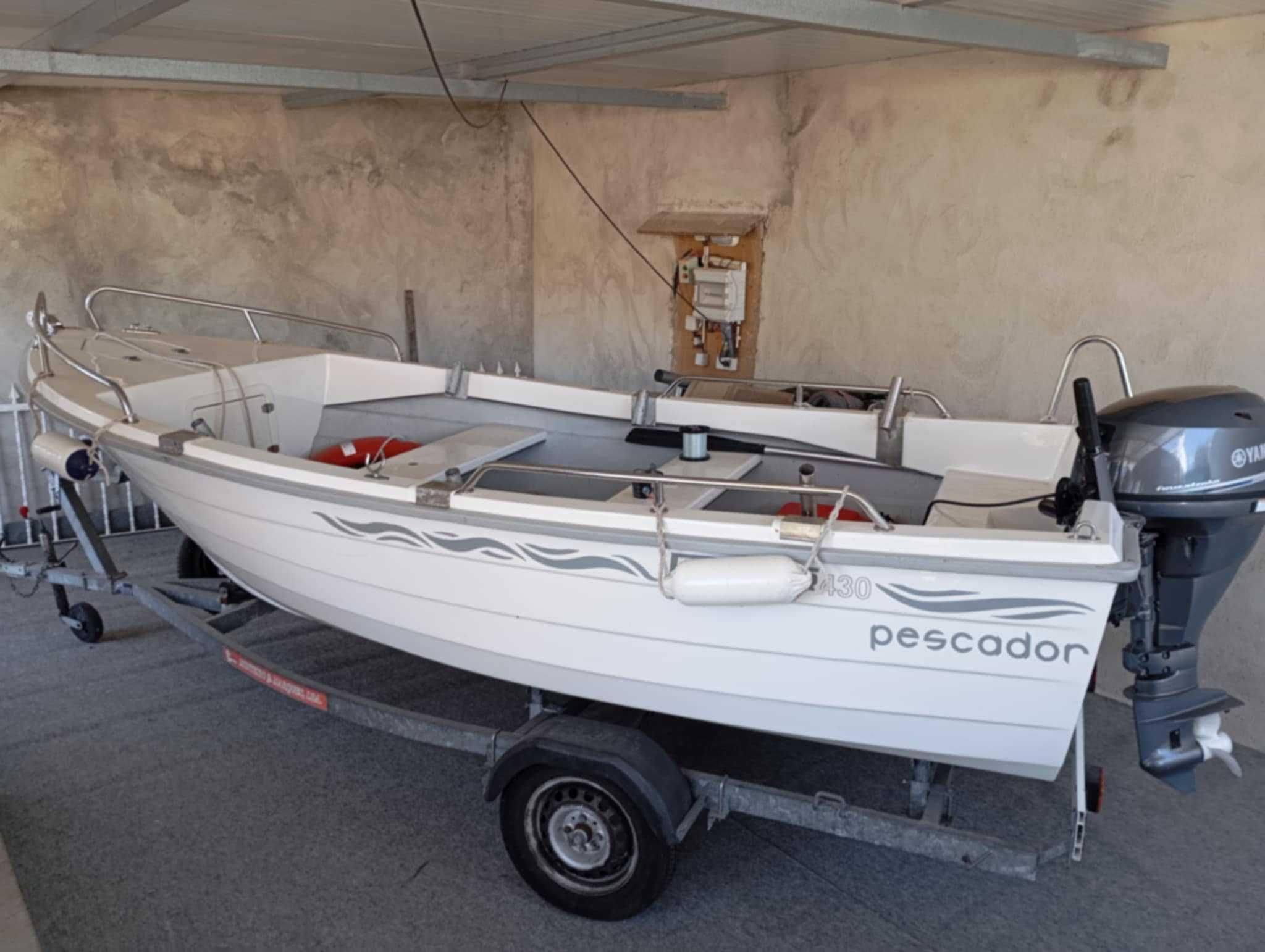 Embarcação de Pesca como Nova