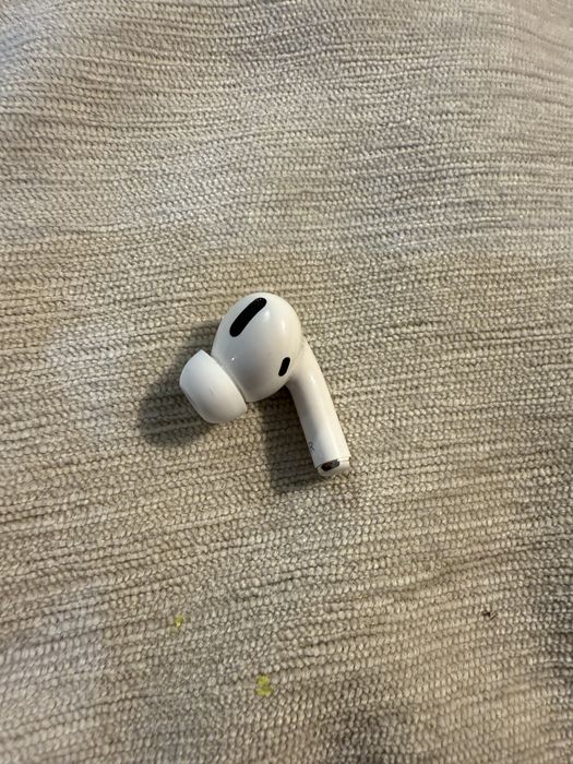 Продам один правий навушник airpods pro 1 a2083