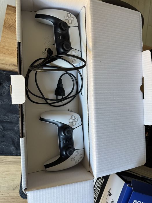 Konsola PS5 slim 1TB z napędem 2 pady