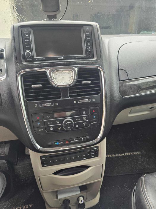 Chrysler Town & Country V 3.6 LPG 2 x monitor Światła BI LED