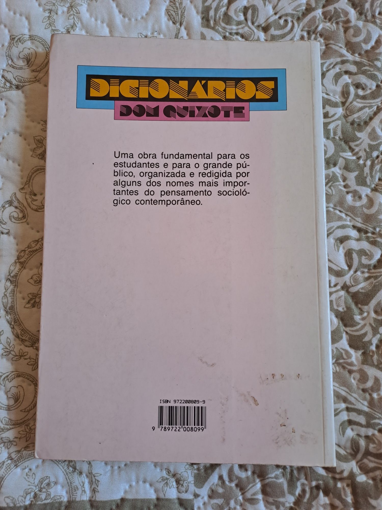 Livro "Dicionário de Sociologia" de Raymond Boudon et al.
