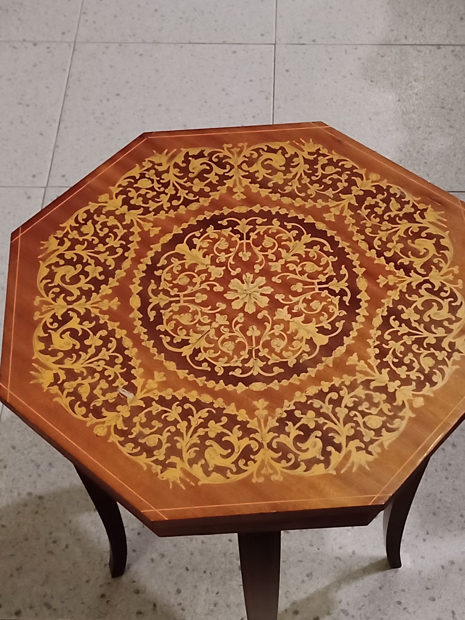 Mesa de costura antiga ou costureirinha com musica