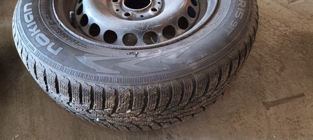 Sprzedam felgi z oponami zimowymi 
4 felgi 15' stalowe (nie prostowane