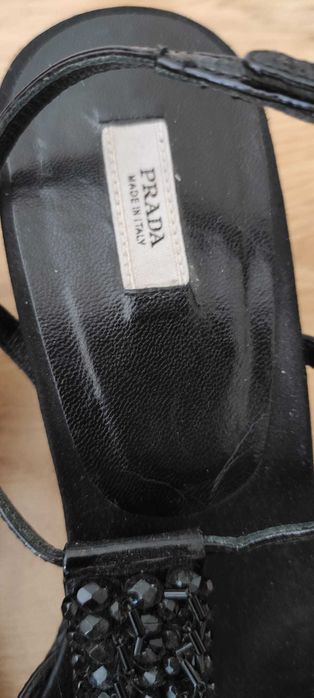 czarne buty Prada na koturnie