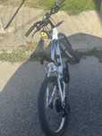 Bicicleta roda 20”+ capacete+ 1 camara de ar nova.