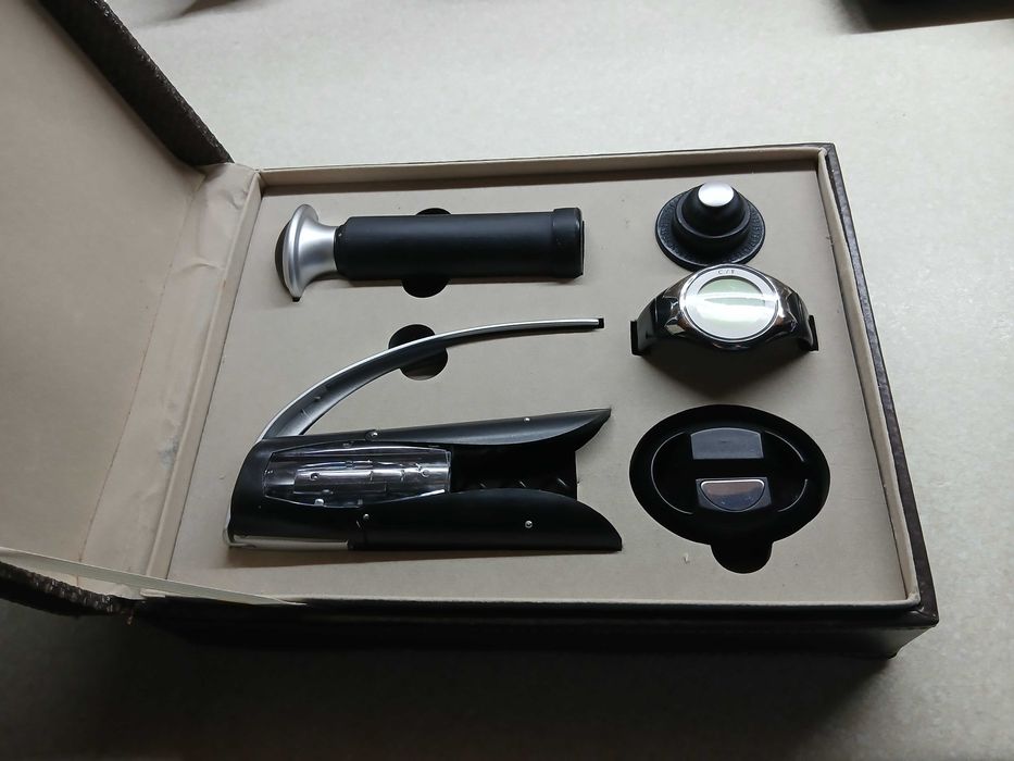 Подарунковий набір аксесуарів для вина