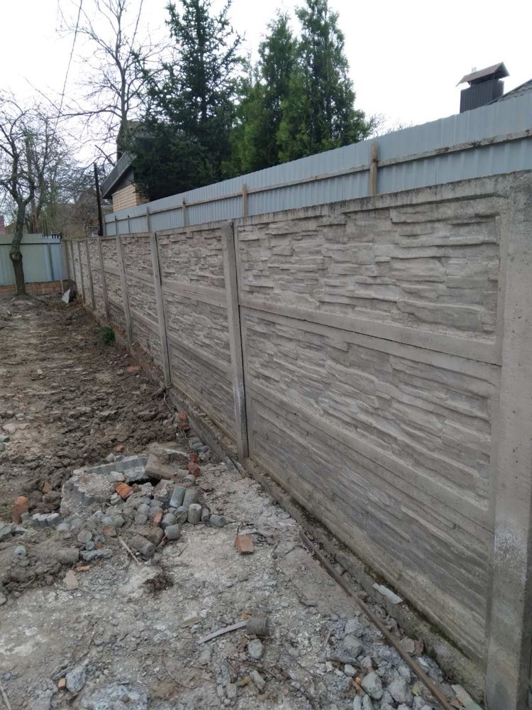 Бетонний паркан, бетонна огорожа, бетонный забор