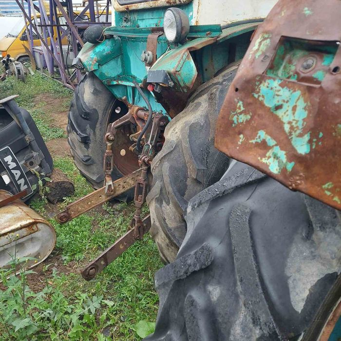 Трактор ЮМЗ 6 в робочему стані