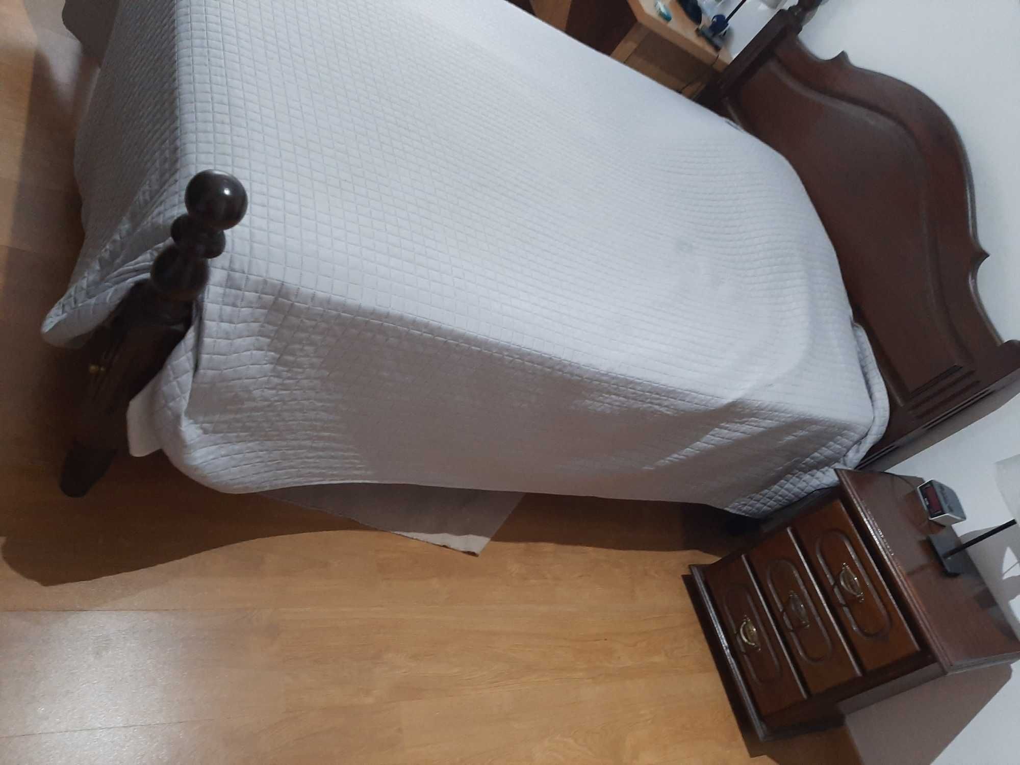Cama de casal em madeira e  mesa de cabeceira