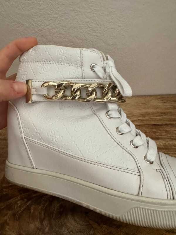 Białe sneakersy na koturnie z łańcuchem Guess 37