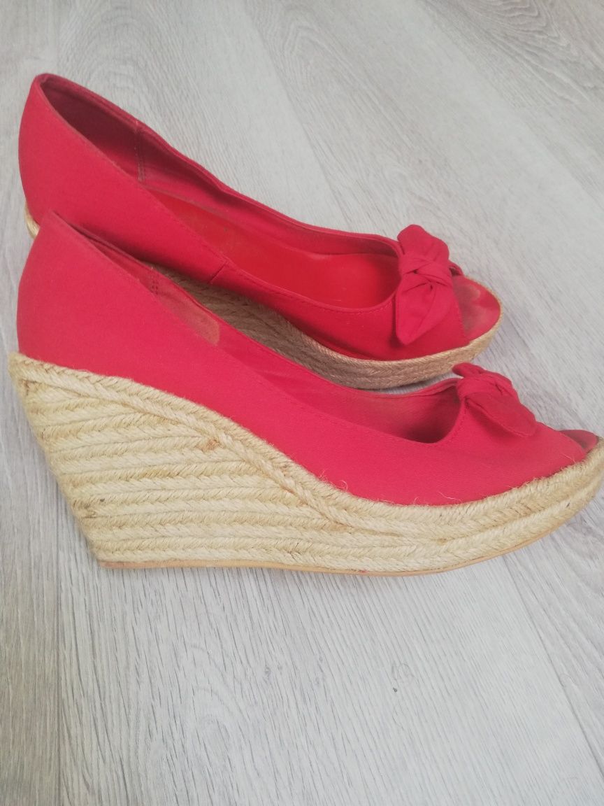 Sapatos cunha vermelhos