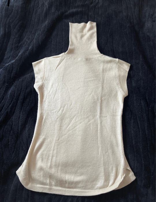 Camisola de gola alta sem mangas