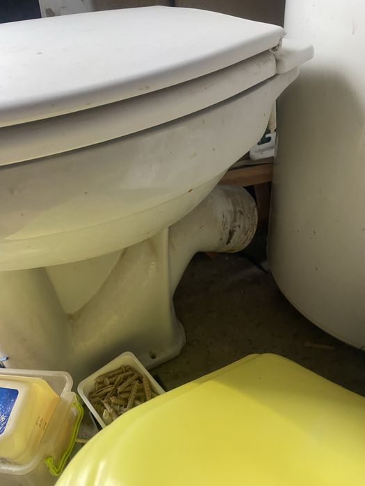 Унітаз б/у з кришкою