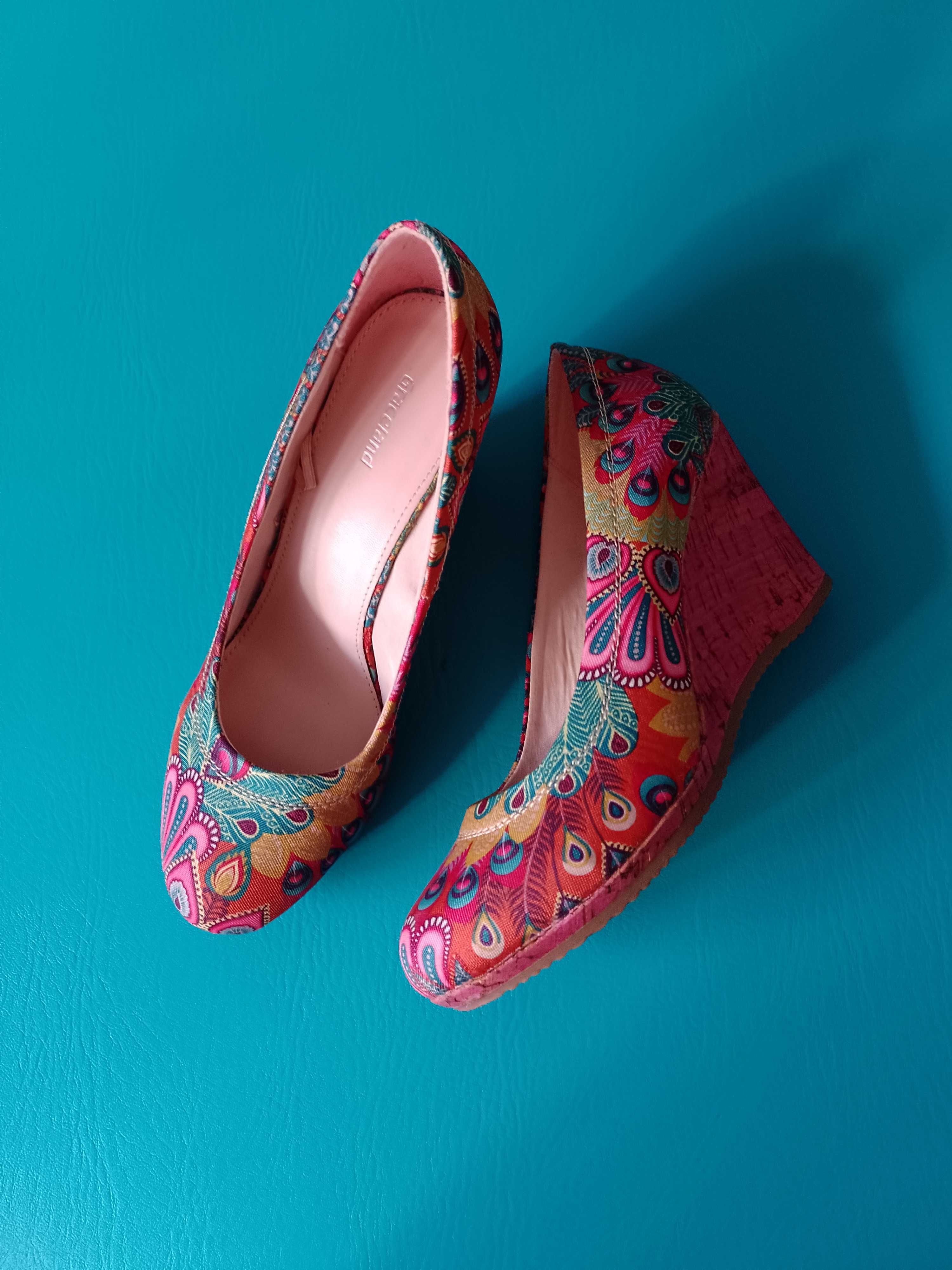 Sapatos de cunha coloridos