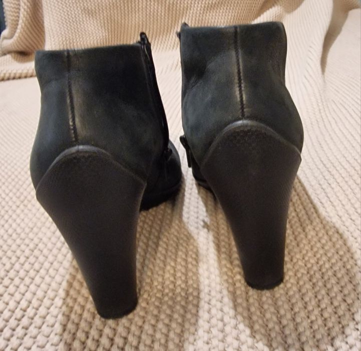 Botki czarne skórzane na wysokim obcasie firmy Ecco