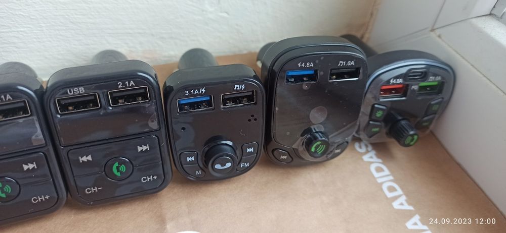 ФМ модулятор для авто в прикурювач
Має блютуз