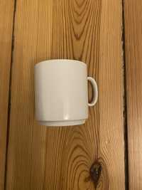 biały kubek ceramiczny