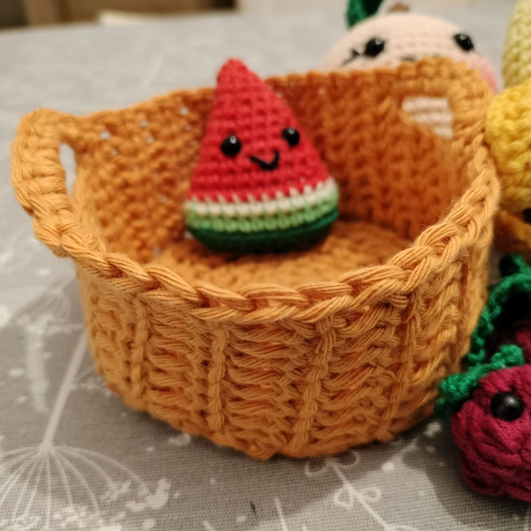 Maskotki OWOCE kawaii w koszu zestaw banan arbuz handmade na szydełku