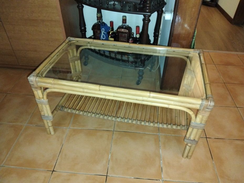 Mesa de sala em bambu