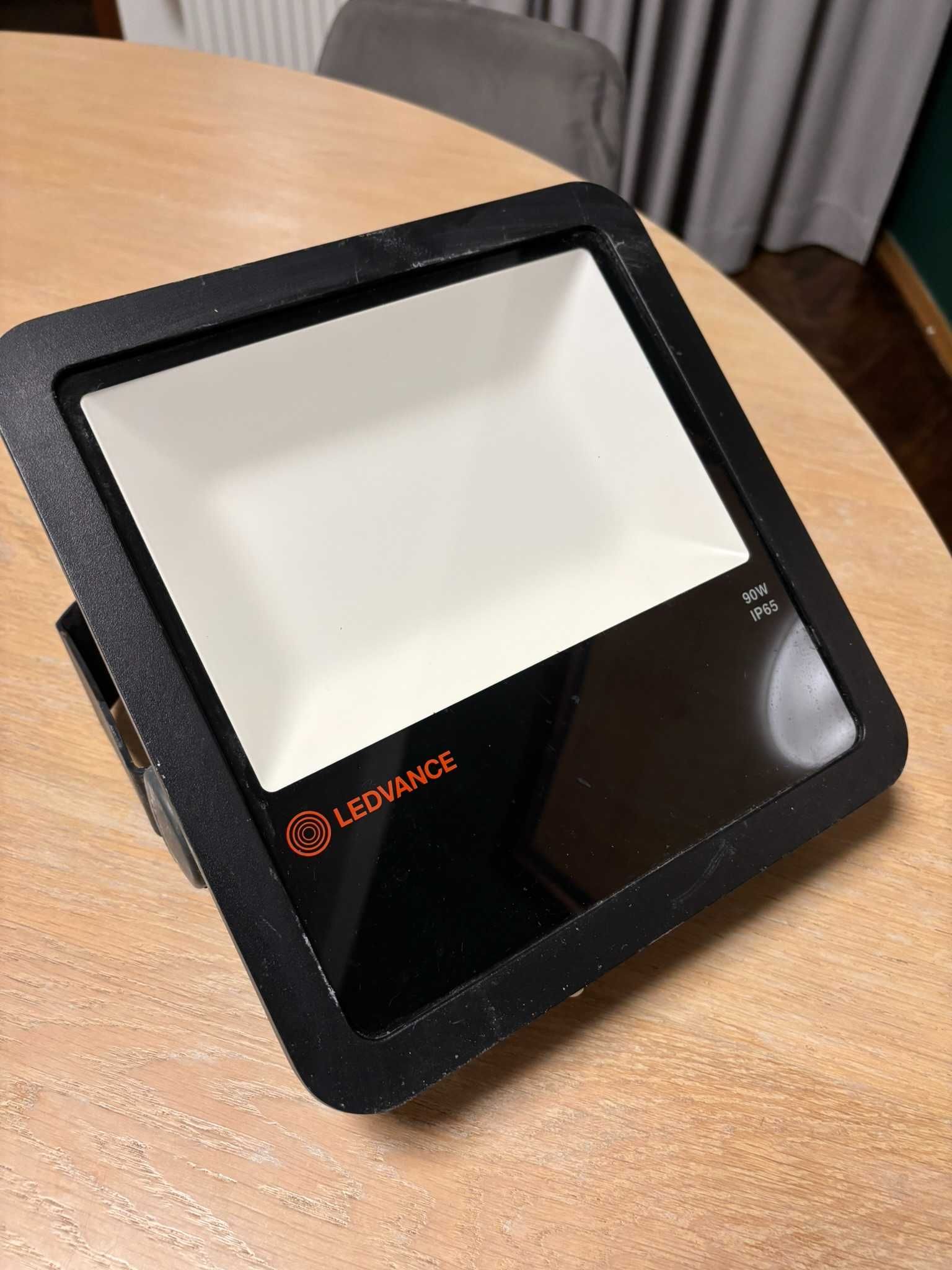 Bardzo mocny naświetlacz LEDVANCE LED 90W 4000K 10000lm IP65 Czarny