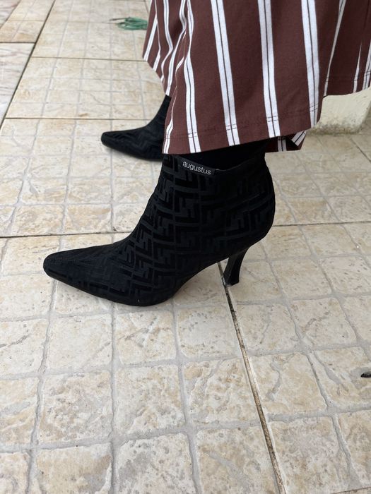 Botim preto de salto Alto