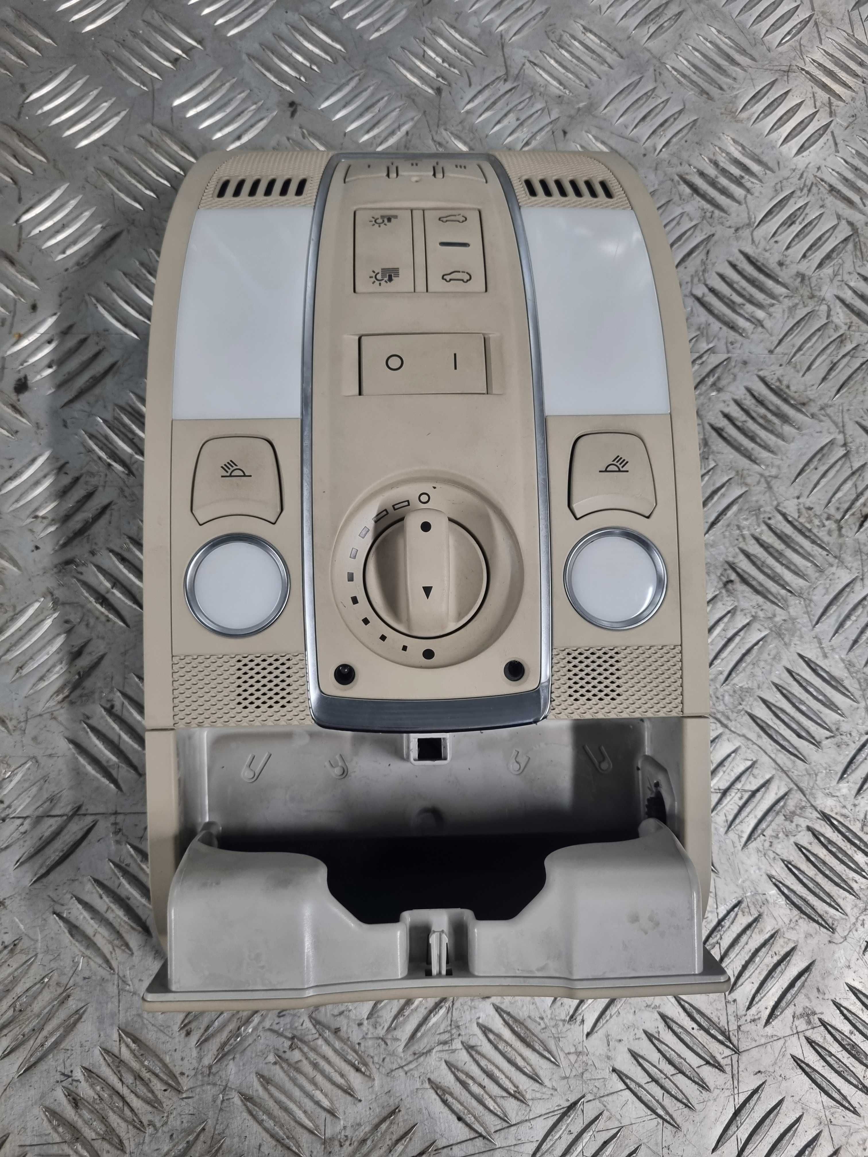 Lampka podsufitki schowek Audi Q7 4L