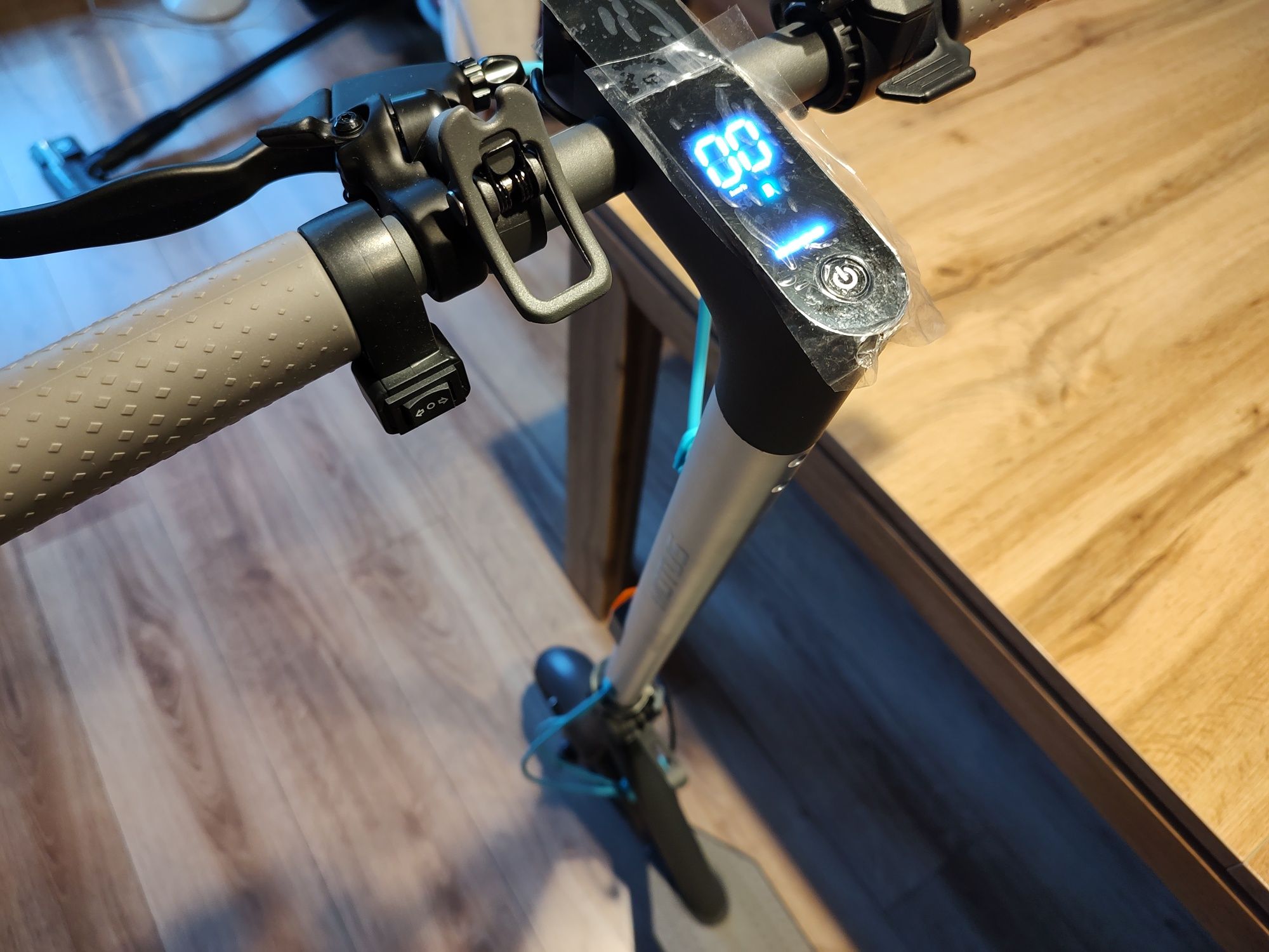 Nowa hulajnoga elektryczna Motus Scooty 10 Lite Gen 5 350W,kierunkowsk