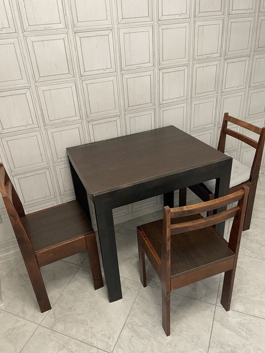 Стіл та стільці дерев‘яні