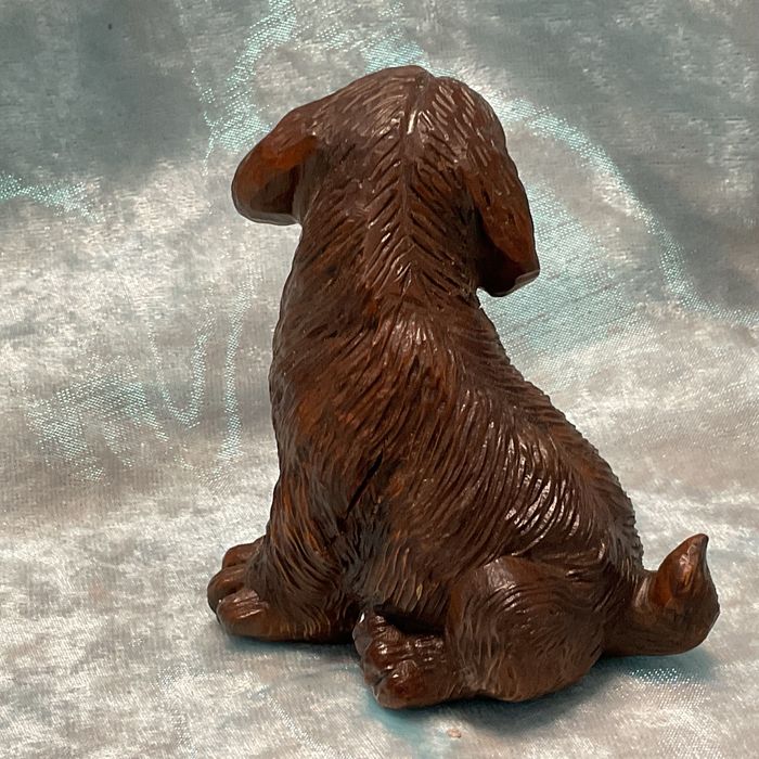 Escultura de cachorro madeira exótica