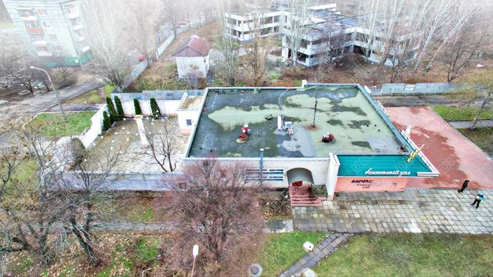 Здание с огражденной территорией на Правом берегу