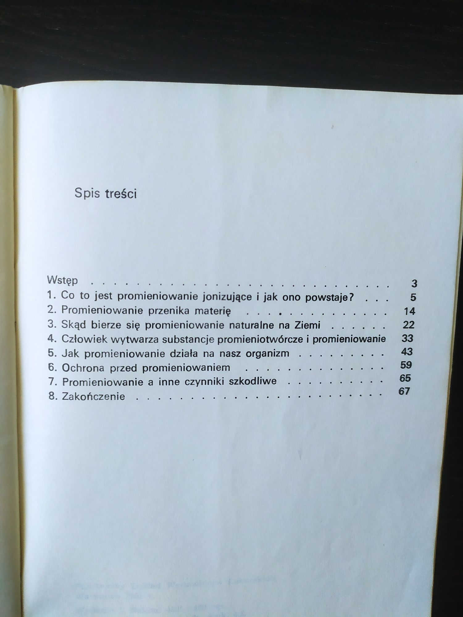 Książka O promieniowaniu jonizującym popularnie Tadeusz Niewiadomski