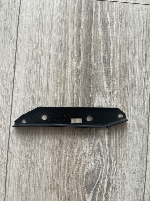 Рейка кріплення переднього правого крила бамперв  Mercedes C117 CLA