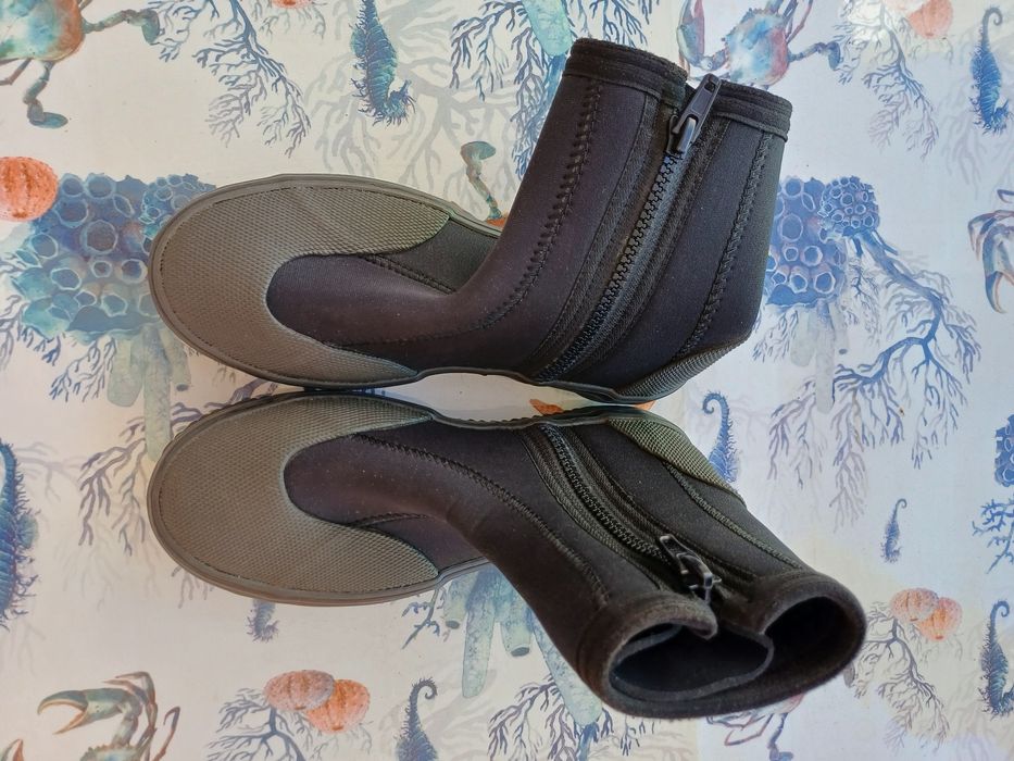 Vende se dois pares de  botas de neoprene 5 mm.