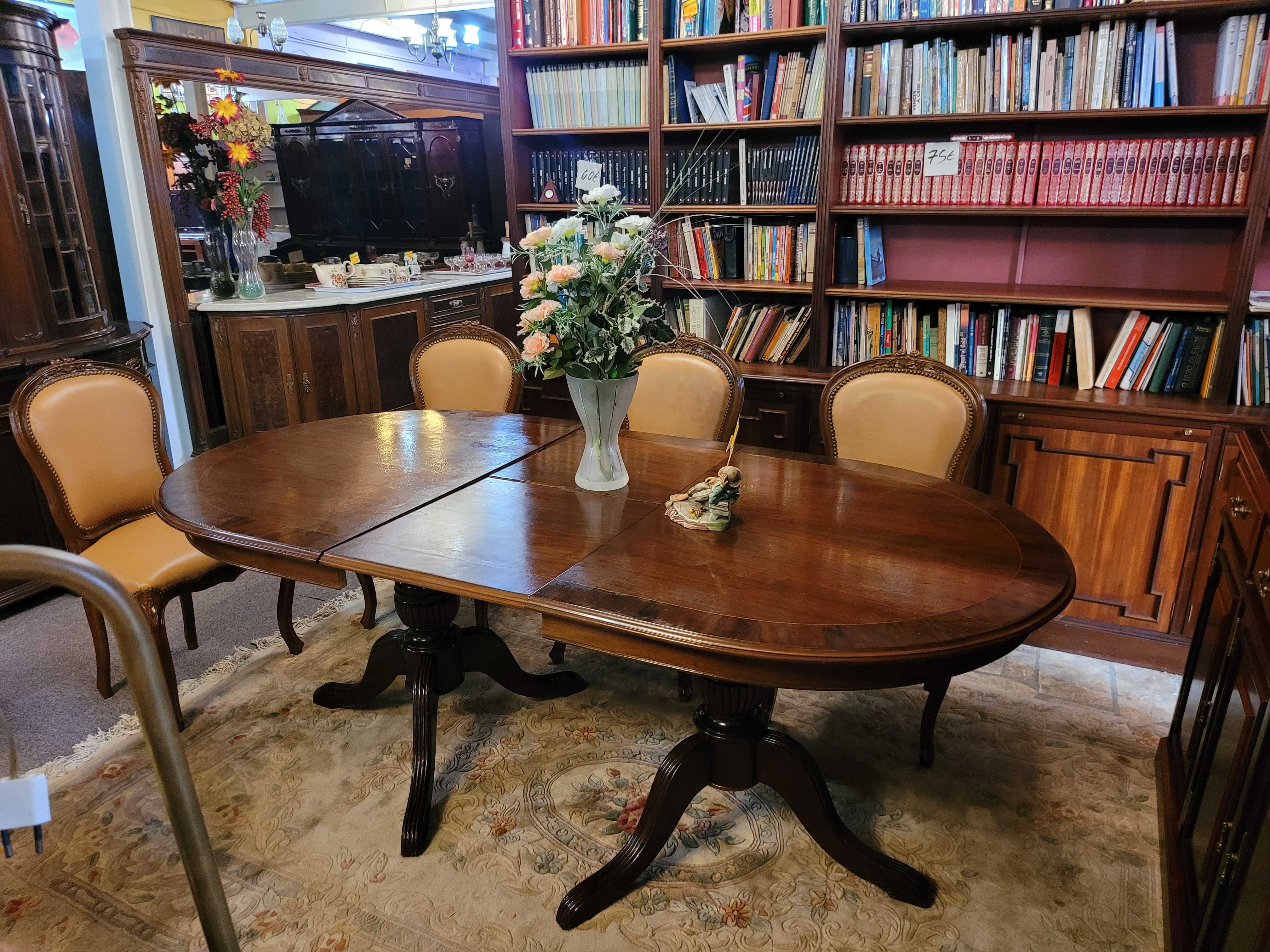 Mesa de sala em madeira com dois pés de galo - extensível - Só a m