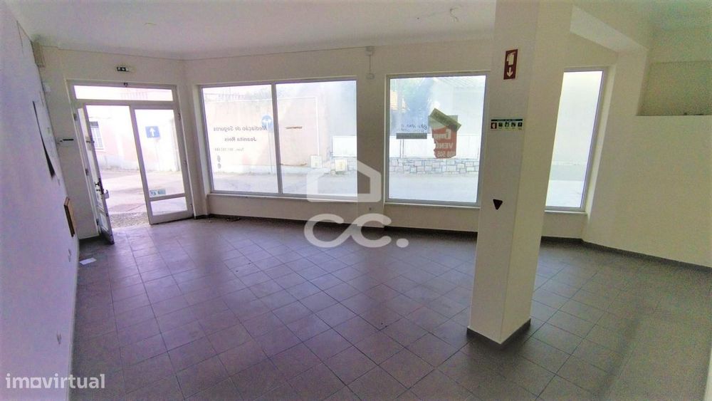 Loja com montras e de grande movimento.